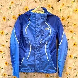 North face ski suit woman’s size small. Periwinkle blue/yellow.